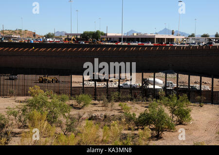 Il muro di frontiera messicana è modificata dalle autorità statunitensi vicino la mariposa porto di entrata a Nogales, in Arizona, come visto da di Nogales, Sonora, mx. Foto Stock