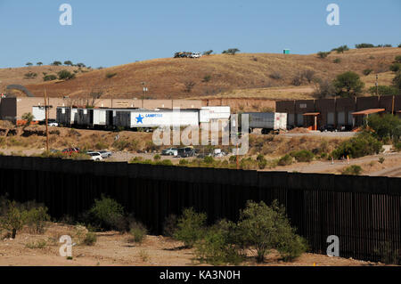 Il muro di frontiera messicana è modificata dalle autorità statunitensi vicino la mariposa porto di entrata a Nogales, in Arizona, come visto da di Nogales, Sonora, mx. Foto Stock