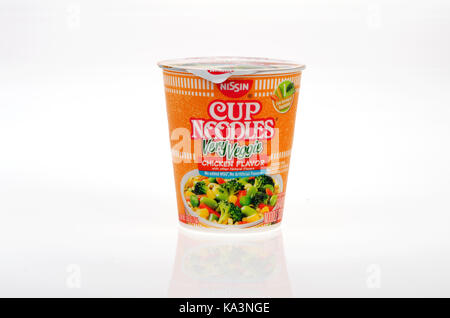 Nissin Cup di tagliatelle molto Veggie chicken sapore aspro su sfondo bianco intaglio, STATI UNITI D'AMERICA Foto Stock