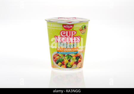 Nissin Cup di tagliatelle molto Veggie pollo piccante zuppa di sapore su sfondo bianco isolato, STATI UNITI D'AMERICA Foto Stock