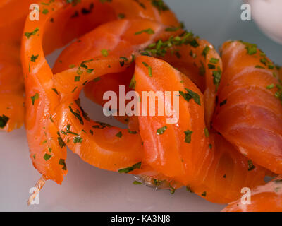 Salmone affumicato con spezie su piastra in ristorante Foto Stock