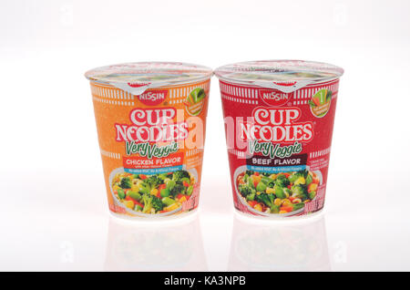 Contenitori chiusi di NISSIN CUP NOODLES molto Veggie chicken aroma e sapore delle carni bovine su sfondo bianco, isolato NEGLI STATI UNITI. Foto Stock