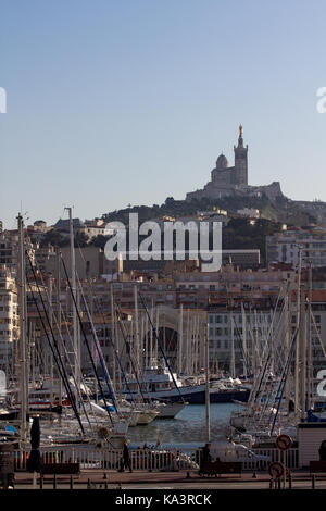 Porto di Marsiglia con una vista alla basilica Notre Dame de la Garde Foto Stock