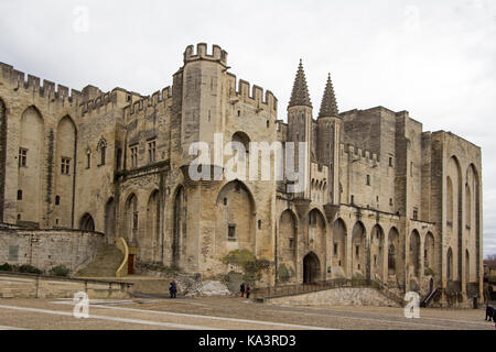 Colpo esterno del Palais de Papes, il palazzo dei papi di Avignone, Francia su un nuvoloso giorno d'inverno. Foto Stock