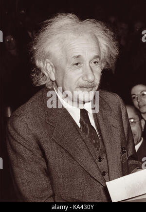 Albert Einstein riceve il suo certificato di cittadinanza americana del 1 ottobre 1940. Foto Stock