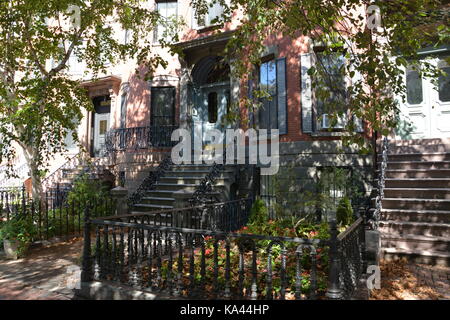 Federale di mattoni e il Victorian Bow fronteggiata Row case e alberghi storici di Boston iconici estremità Sud quartiere, New England USA Foto Stock