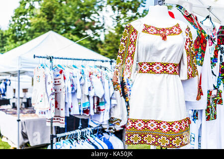 Visualizzazione del ricamo ucraino tradizionali slavo camicie di donna abbigliamento su manichino in all'aperto il mercato delle pulci Foto Stock