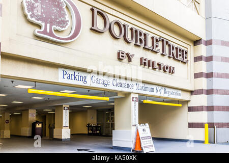 Silver Spring, Stati Uniti d'America - 16 settembre 2017: vista dettagliata del Doubletree hotel hilton garage ingresso in Maryland città con i prezzi sul segno Foto Stock