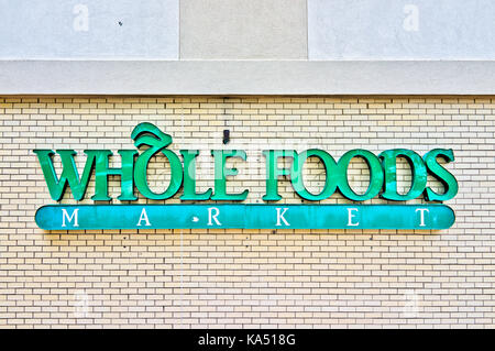 Silver Spring, Stati Uniti d'America - 16 Settembre 2017: Primo piano verde di Whole Foods Market segno su edificio esterno in città in Maryland Foto Stock