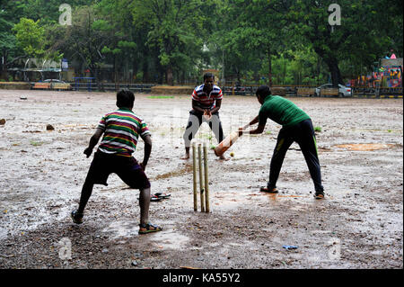 Ragazzi giocare a cricket, Mumbai, Maharashtra, India, Asia Foto Stock