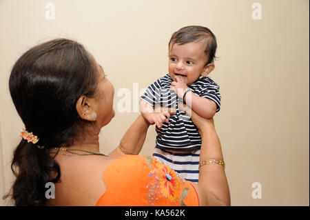 Nonna che tiene il figlio primogenito, India, Asia, bambino indiano, MR#364 Foto Stock