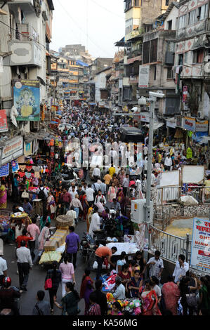 Vecchio edificio urbano di massa alloggiamento chawl, charni road, Mumbai, Maharashtra, India, Asia Foto Stock