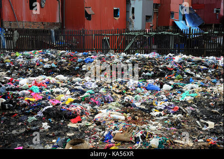 Garbage in baraccopoli vicino a bandra stazione ferroviaria, Mumbai, Maharashtra, India, Asia - rmm 258599 Foto Stock