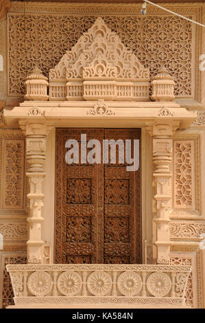 Finestra di intaglio del tempio di Swaminarayan gujarat , India, Asia Foto Stock