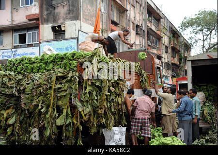 Carrello caricato con frutta banana, Mumbai, Maharashtra, India, Asia Foto Stock