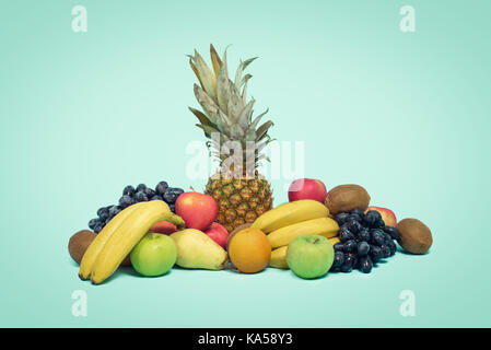 Ananas, banane, mele, uva rossa, fragole, arance, papaia, arance e mele,  melone Foto stock - Alamy