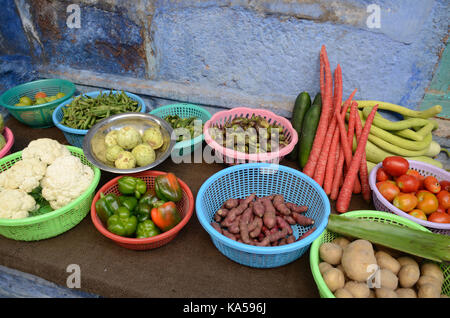 Verdure stallo nella corsia stretta, Jodhpur, Rajasthan, India, Asia Foto Stock