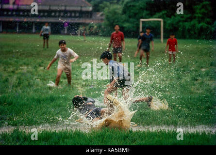 Ragazzo giocando a calcio in Azad Maidan, Mumbai, Maharashtra, India, Asia Foto Stock