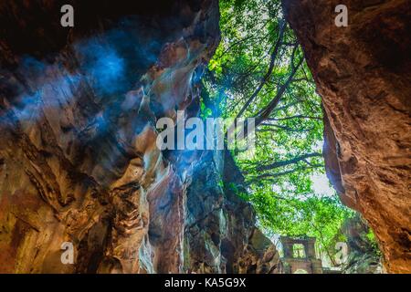 Hoi An, vietnam - marzo 20, 2017: grotta di marmo, cinque elementi montagne, Vietnam centrale Foto Stock