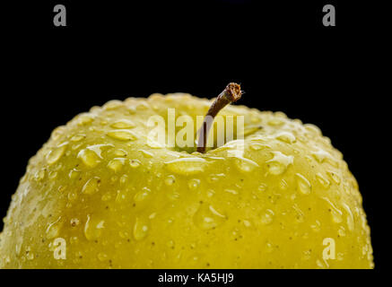 Giallo macro apple coperto con gocce d'acqua Foto Stock