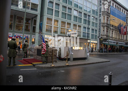 Il Checkpoint Charlie a Berlino, Germania Foto Stock