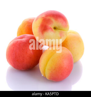 Fresche pesche organici isolati su sfondo bianco Foto Stock