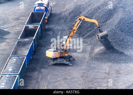 Lavoro nel porto di trasbordo di carbone terminale. di scarico di carbone di carri con gru speciali. lavorando in un porto vicino al Mar Baltico Foto Stock