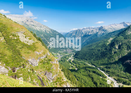 Vista aerea di una valle alpina, esempio di valle glaciale. Valle Anzasca, ai piedi del monte rosa, con i caratteristici villaggi di Macugnaga Foto Stock