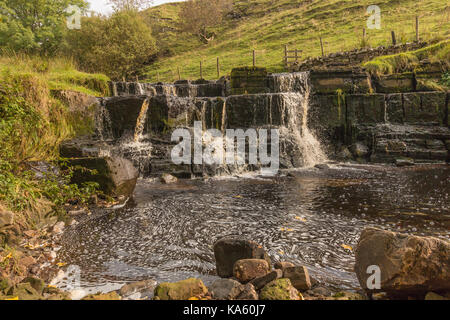 Paesaggio di Teesdale, cascata su Ettersgill Beck, nella luce del sole, inizio autunno Settembre 2017 Foto Stock