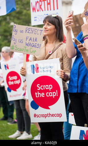 I rottami il cappuccio protesta - migliaia di infermieri si riuniranno presso la piazza del Parlamento a Londra, alla campagna contro il governo il 1% le retribuzioni del settore pubblico cap. Foto Stock