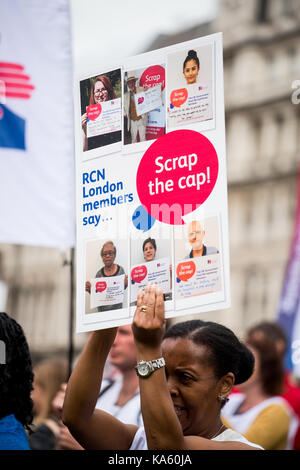 I rottami il cappuccio protesta - migliaia di infermieri si riuniranno presso la piazza del Parlamento a Londra, alla campagna contro il governo il 1% le retribuzioni del settore pubblico cap. Foto Stock