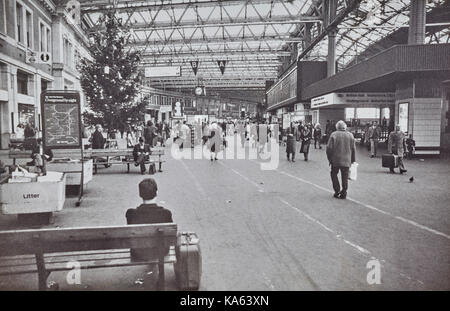 Waterloo Station dicembre 1979 in un periodo in cui c'erano ancora bidoni per la lettiera Foto Stock