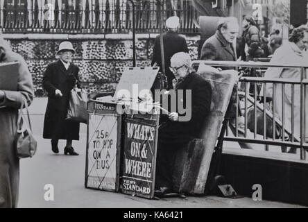 25p a salire su un autobus, news fornitore vicino a St Martins-in-the-Fields, Londra 1981 Foto Stock