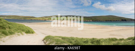 Guardando indietro verso la terraferma shetland da st ninians isola Foto Stock