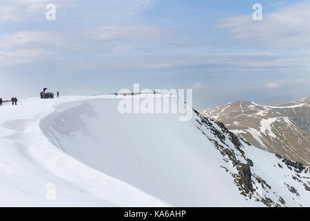 Bordo Swirral e il Vertice di Helvellyn nel tardo inverno, Lake District, Cumbria, Regno Unito Foto Stock