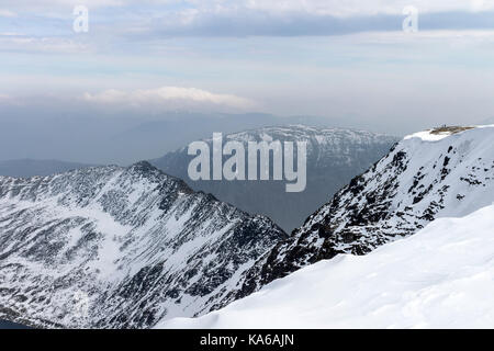 Striding Edge da Helvellyn in condizioni di fine inverno, Lake District, Cumbria, Regno Unito Foto Stock