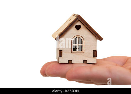 Miniatura giocattolo di legno casa su un tavolo di legno . isolare su bianco. Foto Stock