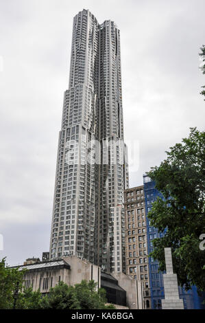 8 Spruce Street torre residenziale nella parte inferiore di Manhattan, New York City, progettato dall architetto Frank Gehry. Foto Stock