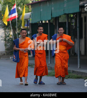 La vita quotidiana in un monastero buddista. I monaci andare in città per raccogliere elemosine. Foto Stock