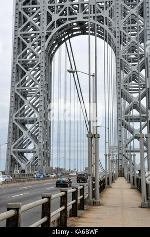Il Ponte George Washington Bridge spanning del Fiume Hudson tra la Washington Heights, Manhattan a New York City e Fort Lee, New Jersey. Foto Stock