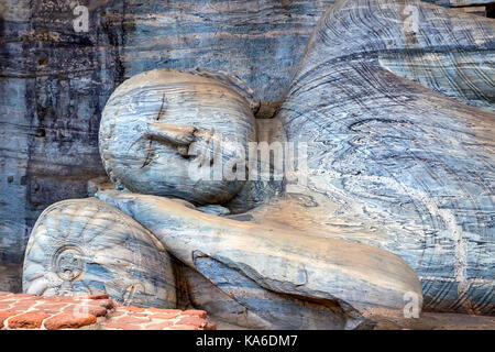 L'immagine del Buddha reclinato in gal vihara Foto Stock