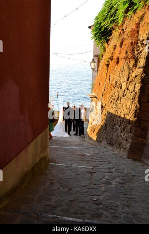 Appena sposata giovane facce telecamere a Marina Grande di Sorrento,l'Italia. Foto Stock