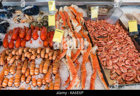 Vari frutti di mare sugli scaffali del mercato del pesce in Norvegia, Bergen Foto Stock