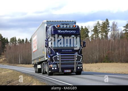 Salo, Finlandia - 21 aprile 2017: viola scania r500 carrello semi di jr-trans cale curtainsider rimorchio carico lungo l'autostrada su una serata primaverile. Foto Stock