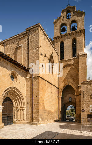 La porta e la torre campanaria della chiesa di San Juan sono uniti formando un gruppo architettonico della città di Laguardia, Rioja Alavesa, Alava, Basco Cou Foto Stock