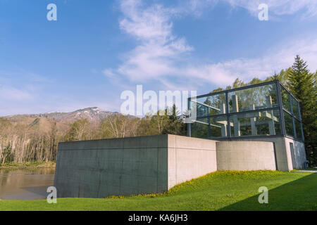 Esterno della cappella sull'acqua, progettato dal famoso architetto giapponese Tadao Ando, a Tomamu, Hokkaido, Giappone Foto Stock