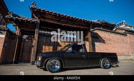 Khabarovsk, Russia - 28 agosto 2016 : auto Nissan datsun pickup truck sulla strada, in tutta la casa Foto Stock