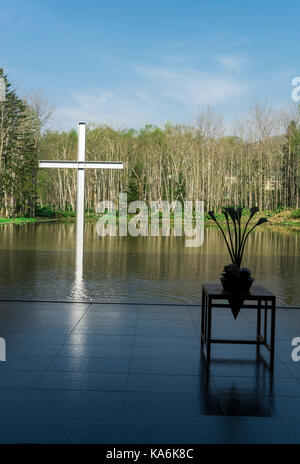 Cappella di acqua, progettato dall architetto giapponese Tadao Ando, a tomamu, Hokkaido, Giappone Foto Stock