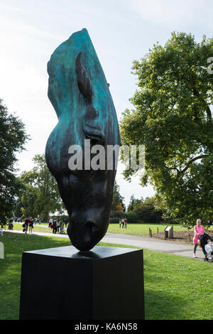 Il cavallo in acqua scultura in Kew Gardens. I giardini contengono la più grande e più svariati esemplari botanici del mondo. Foto Stock