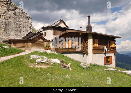 Le Dolomiti, Italia settentrionale. La montagna guesthouse Rifugio Sonino al Coldai (2132m) sull'Alta Via 1 lungo il percorso a distanza Foto Stock